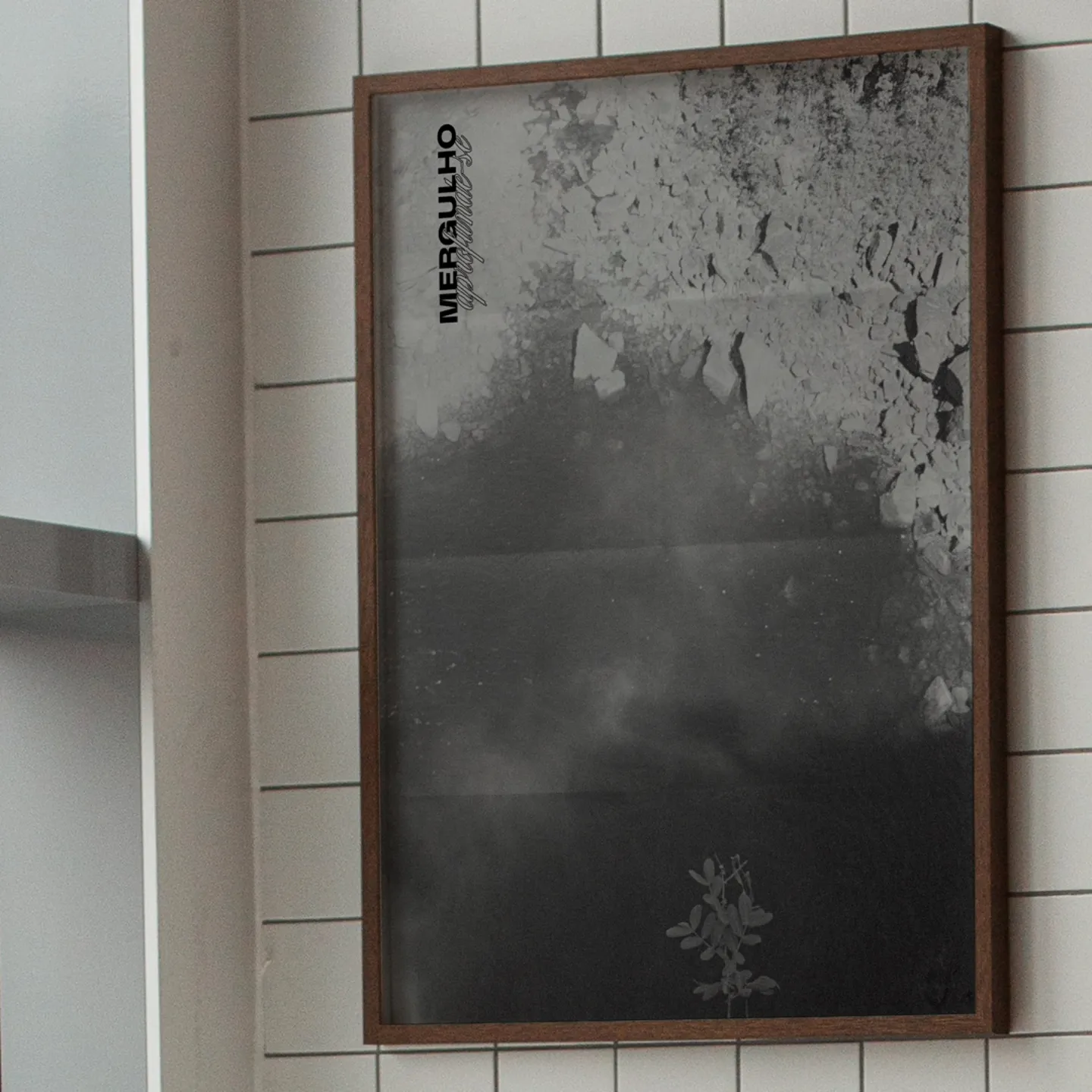 The Mergulho poster framed on a tiled wall